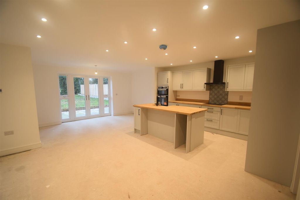 Additional image 3 of 5 bed detached house to rentShrewsbury Road, Edgmond, Newport TF10