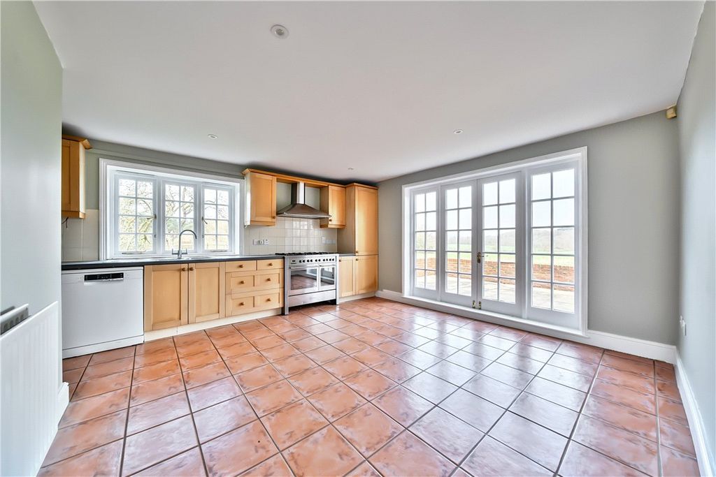 Additional image 4 of 4 bed detached house to rentThe Slade, Bucklebury, Berkshire RG7
