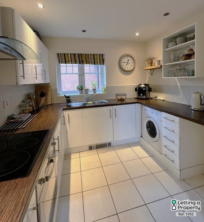 2 bed flat to rentCoppice Gate, Redditch B97 photo 2