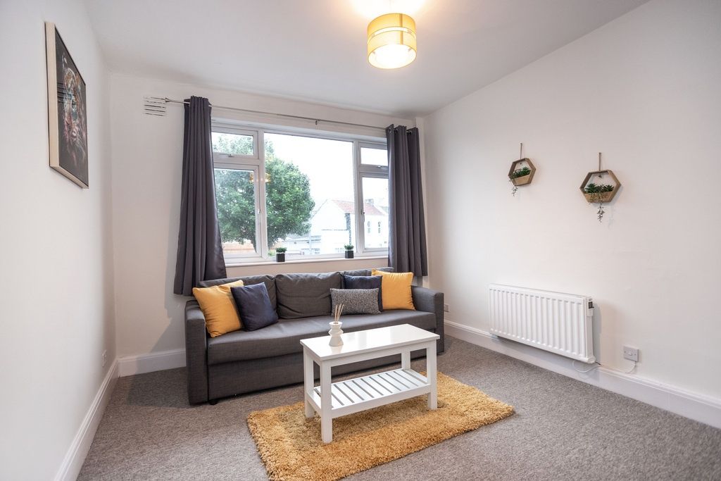 3 bed flat to rentDownend Road Downend, Bristol BS16 photo 3