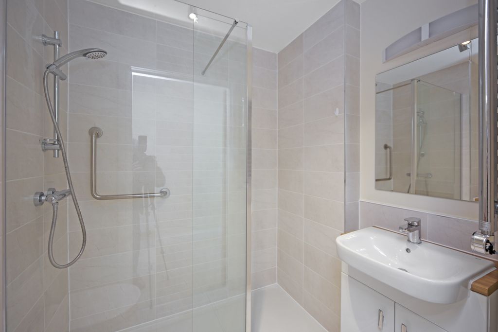2 bed flat to rentClive Road, Batchley, Redditch B97 photo 5