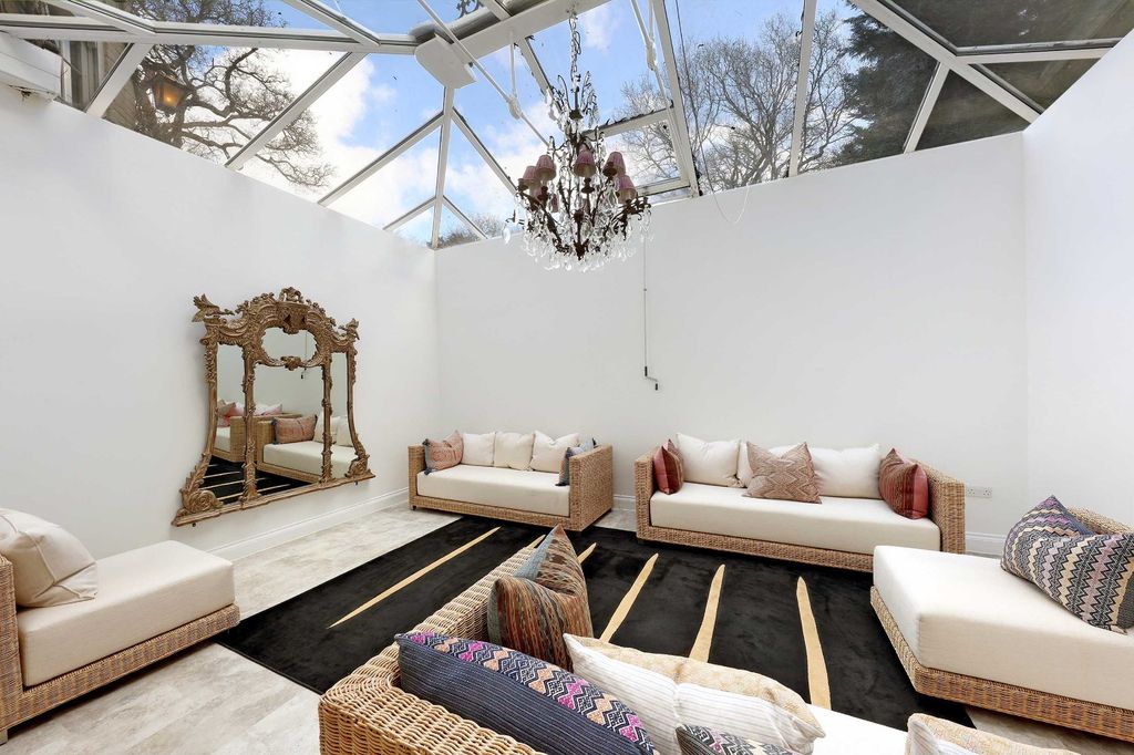 Additional image 10 of 8 bed detached house to rentDukes Kiln Drive, Gerrards Cross, Buckinghamshire SL9