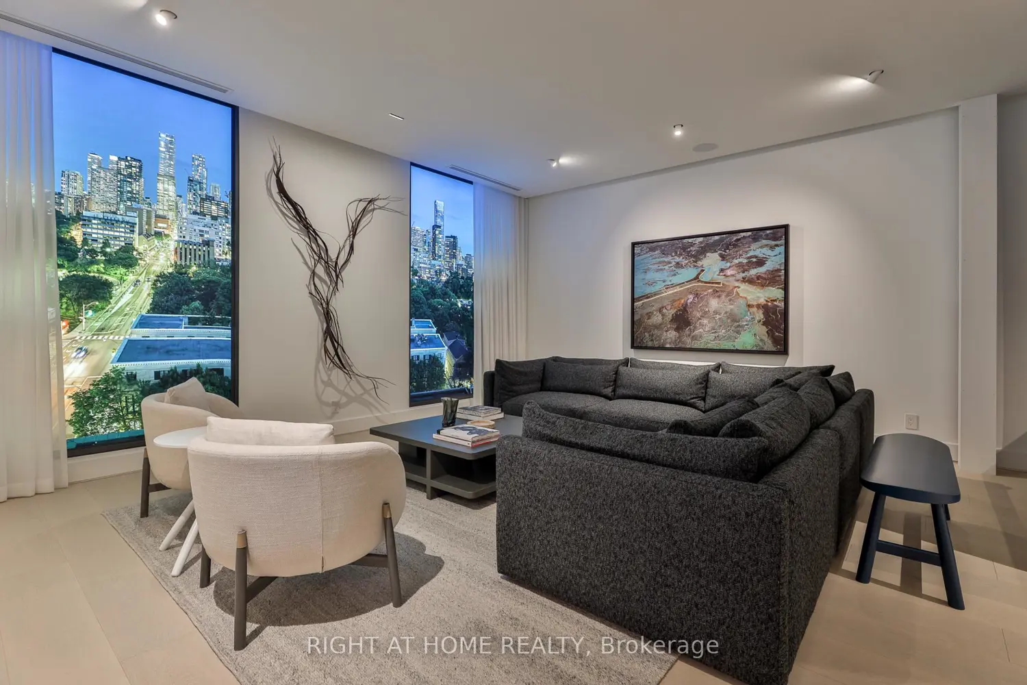 Additional image 4 of 1 Roxborough Street 403