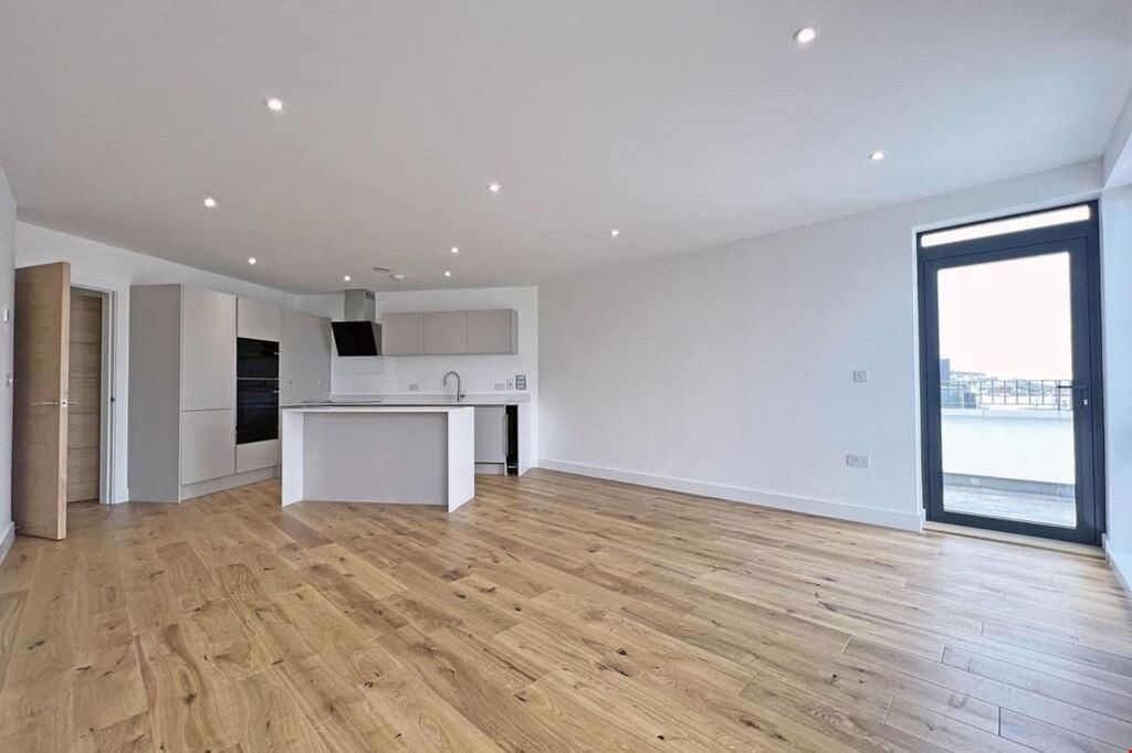 2 bed flat to rentPentire Avenue, Tidelines TR7 photo 3