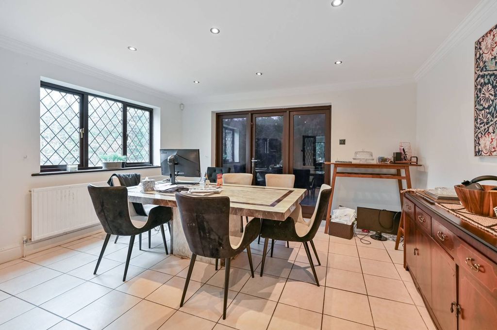 Additional image 6 of 5 bed detached house to rentThe Fisheries, Bray, Maidenhead SL6