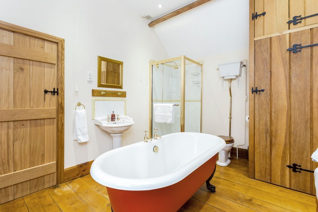 Additional image 4 of 5 bed barn conversion to rentKerves Lane, Horsham RH13