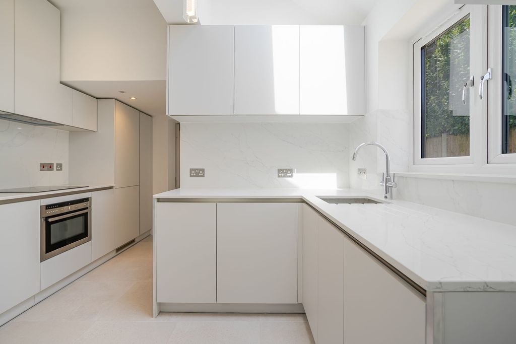 Additional image 3 of 2 bed flat to rentLondon Road, Ascot SL5