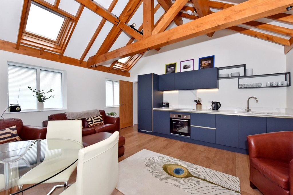 2 bed flat to rentBeech House, 27 Little Marlow Road, Marlow, Buckinghamshire SL7