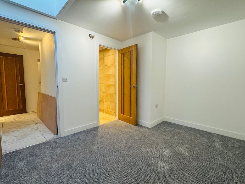 2 bed flat to rentCarmarthen SA31 photo 3