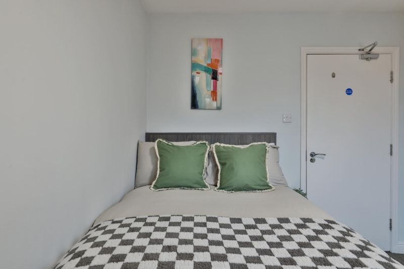 Additional image 4 of 5 bed flat to rentRoyal Park Road, Hyde Park, Leeds LS6