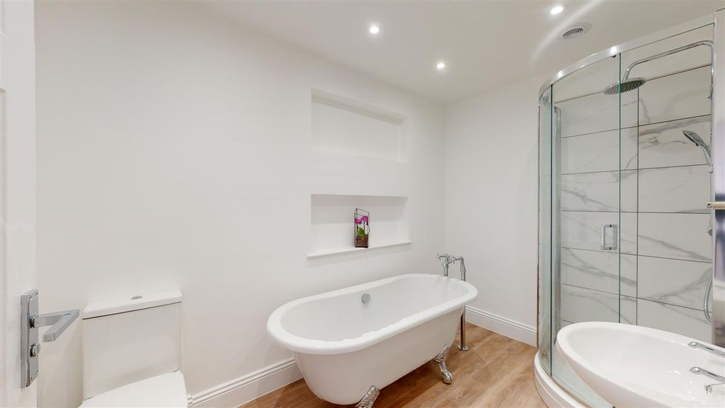 Additional image 18 of 5 bed detached house to rentGloucester Avenue, Melton Mowbray LE13