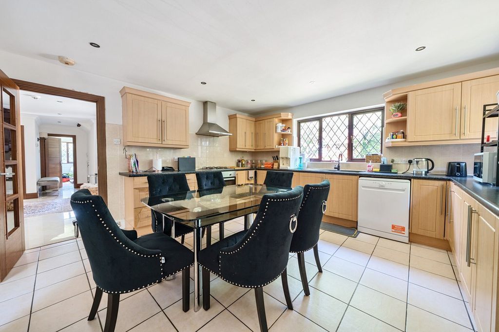 Additional image 5 of 5 bed detached house to rentFishery Road, Maidenhead SL6