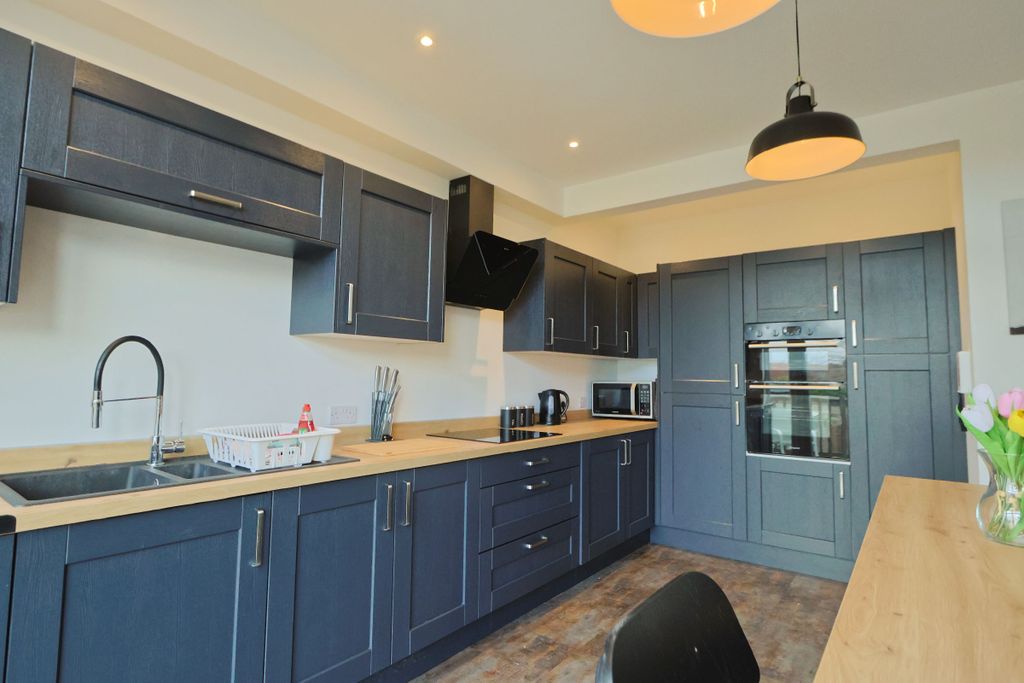 Additional image 3 of 6 bed flat to rentSouthmead Road, Westbury-On-Trym, Bristol BS10