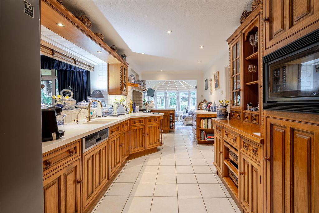 Additional image 2 of 6 bed detached house to rentKennel Avenue, Ascot, Berkshire SL5