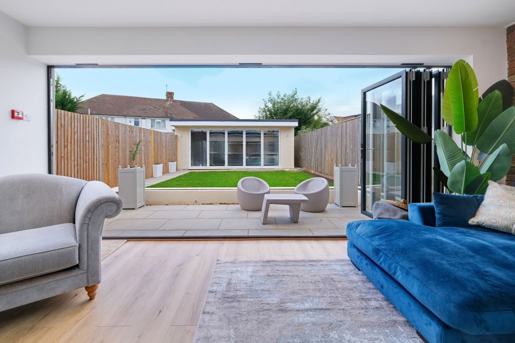 Additional image 9 of 6 bed semi-detached house to rentChurch Road, Iver SL0
