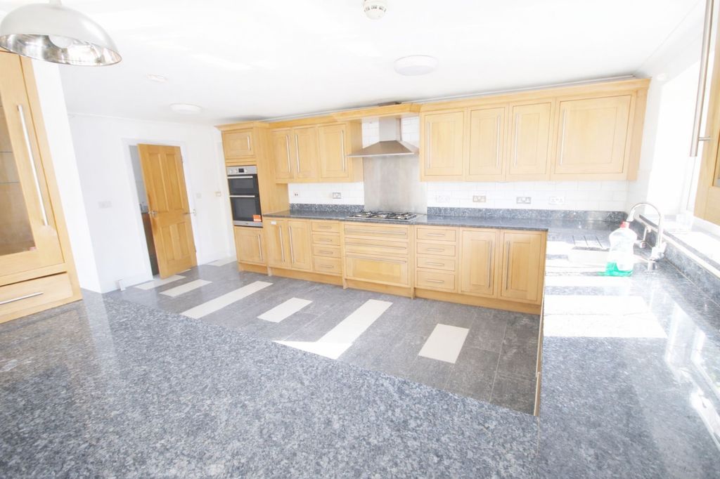 Additional image 17 of 9 bed detached house to rentSomerset Way, Iver SL0