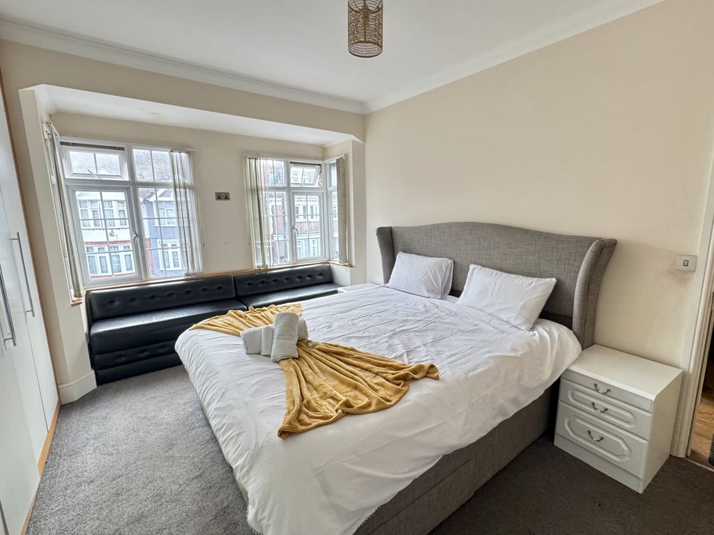 Additional image 3 of 8 bed terraced house to rentDunstable Road, Bedfordshire LU4