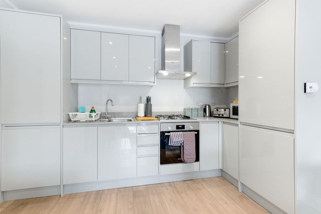 Additional image 2 of 2 bed flat to rentWest Wycombe Road, High Wycombe HP12