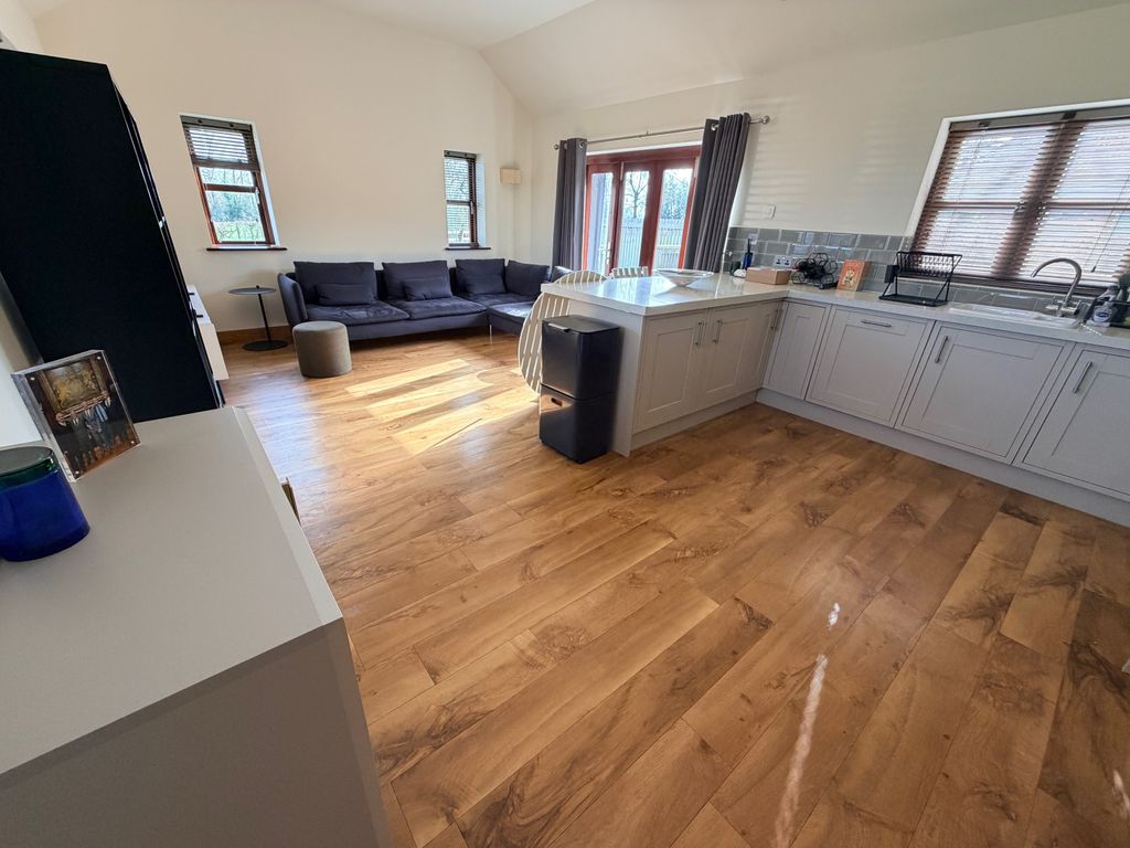 Additional image 8 of 2 bed flat to rentLeacroft, Burton-On-Trent DE13