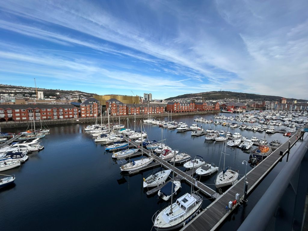 2 bed flat to rentTrawler Road, Swansea SA1