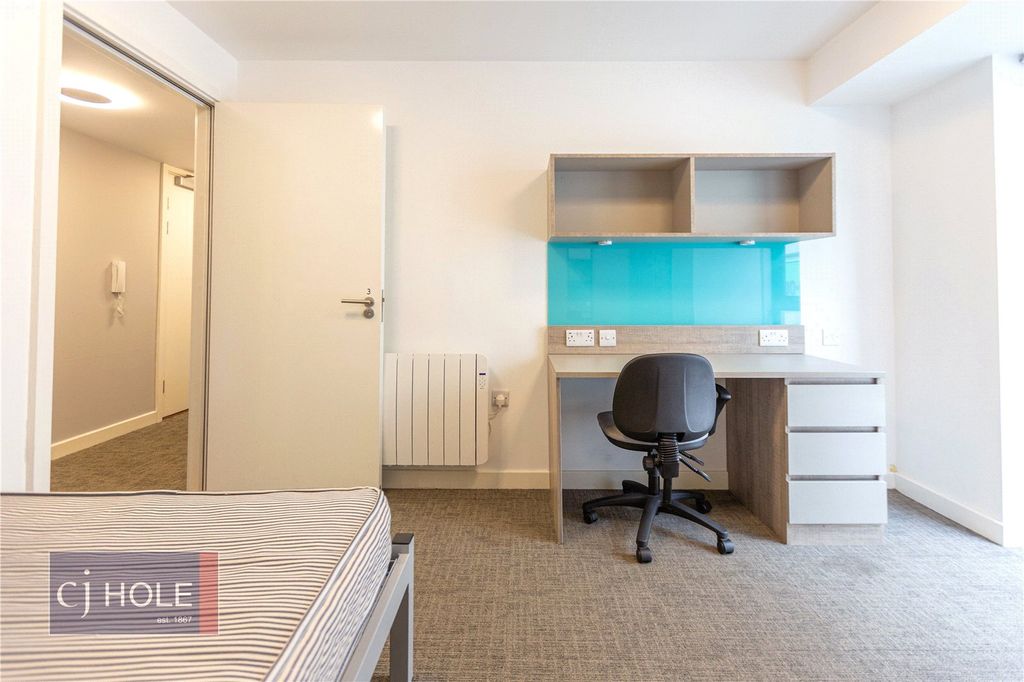 4 bed flat to rentCheswick Campus, The Square, Long Down Avenue, Bristol BS16 photo 2