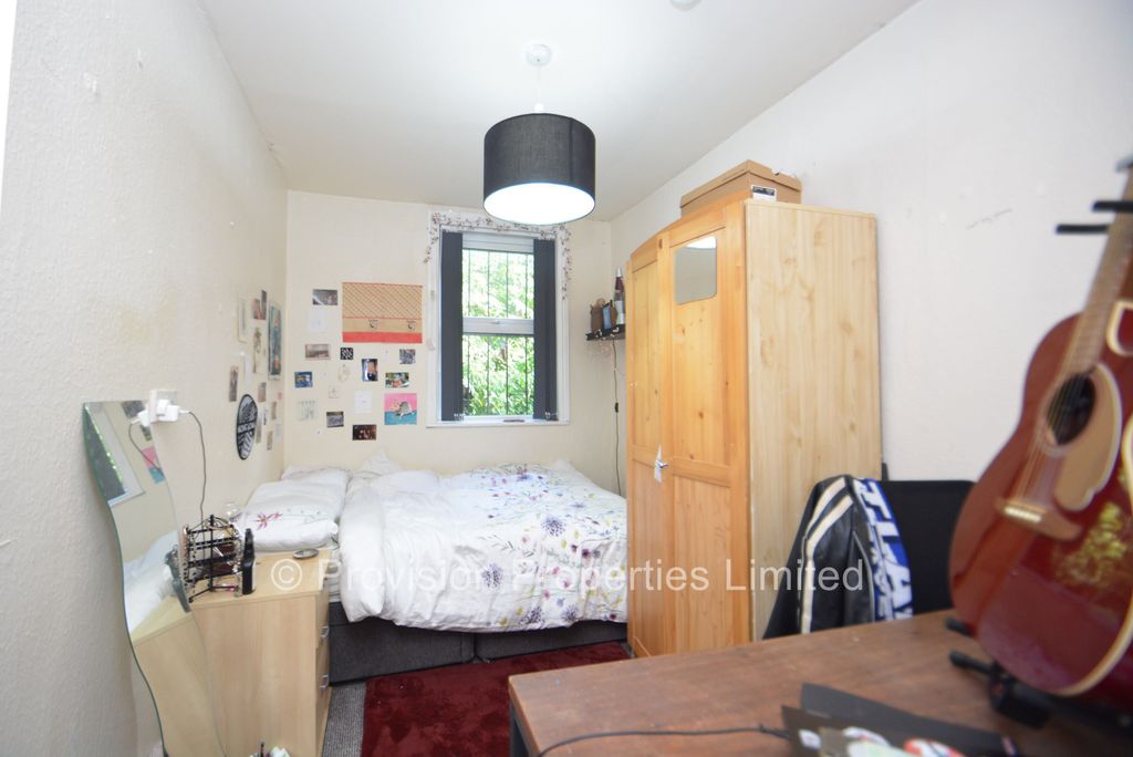 Additional image 9 of 8 bed terraced house to rentChestnut Avenue, Hyde Park, Leeds LS6