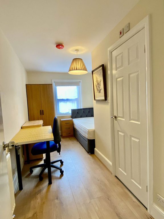 5 bed shared accommodation to rentHighcrown Street, Southampton SO17 photo 2