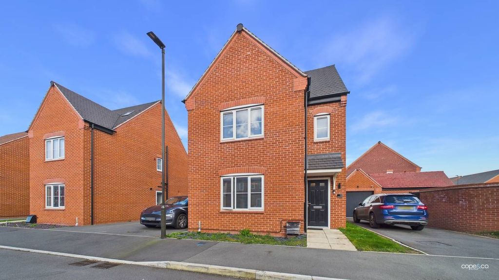 4 bed detached house to rentFeatherstone Road, Boulton Moor, Derby, Derbyshire DE24