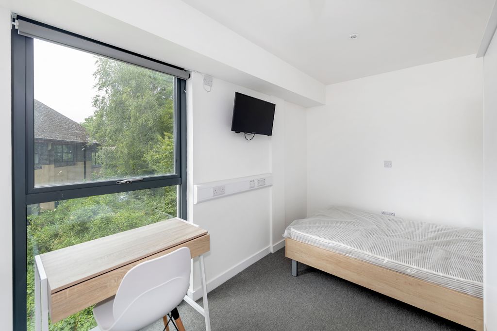 2 bed flat to rentLower Bristol Road, Bath BA2 photo 3
