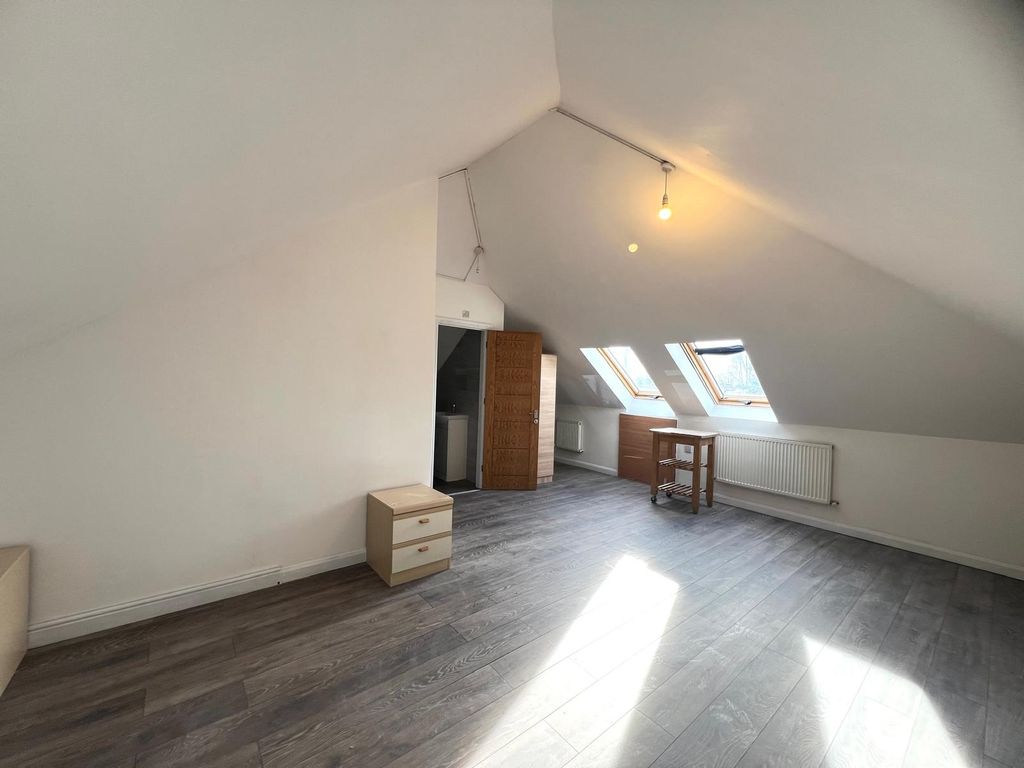 Additional image 25 of 10 bed detached house to rentSomerset Way, Iver SL0