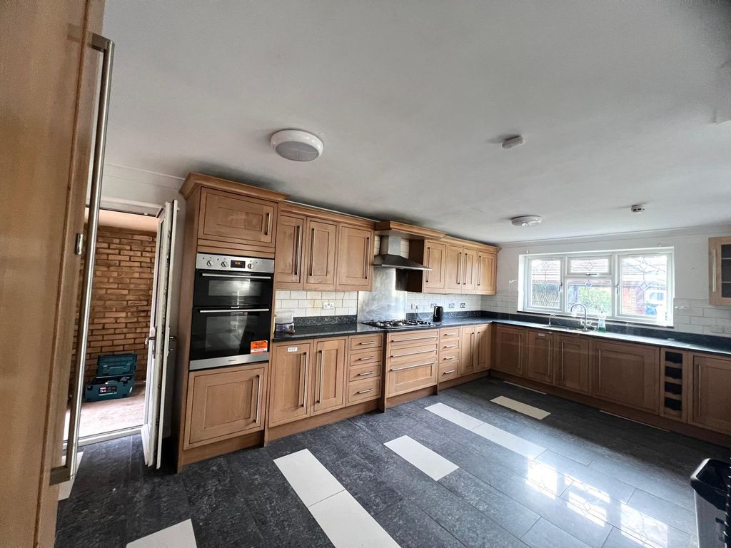 Additional image 11 of 10 bed detached house to rentSomerset Way, Iver SL0