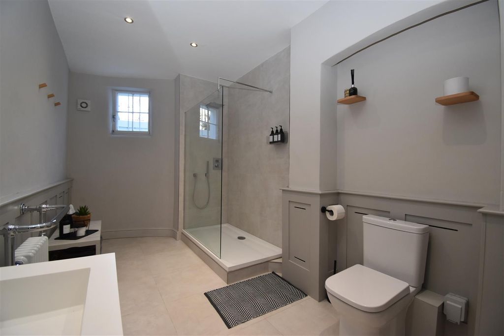 Additional image 5 of 2 bed flat to rentClarendon Crescent, Leamington Spa CV32
