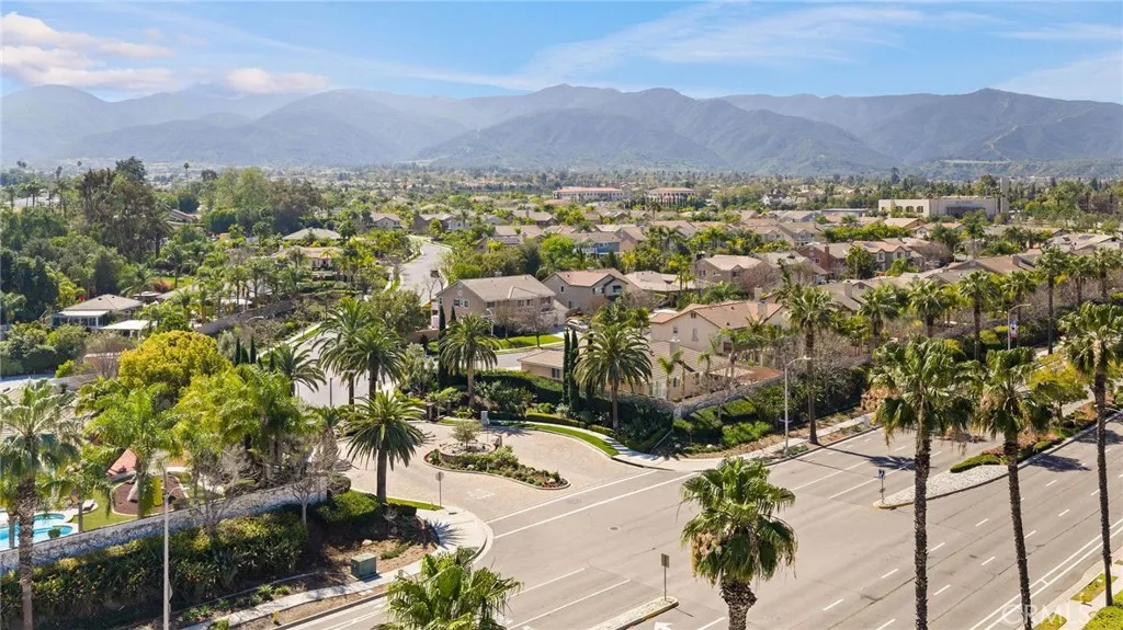 303 Sunburst Ln, Corona, CA 92879