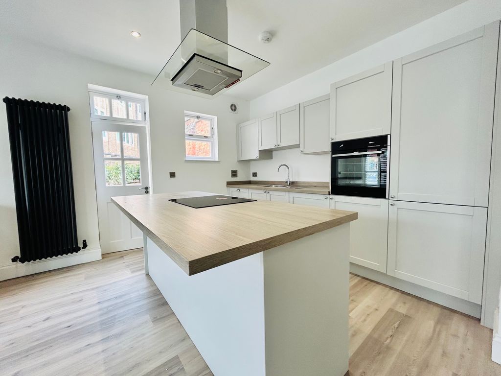 2 bed flat to rentSt. Marys Gate, Derby DE1 photo 2