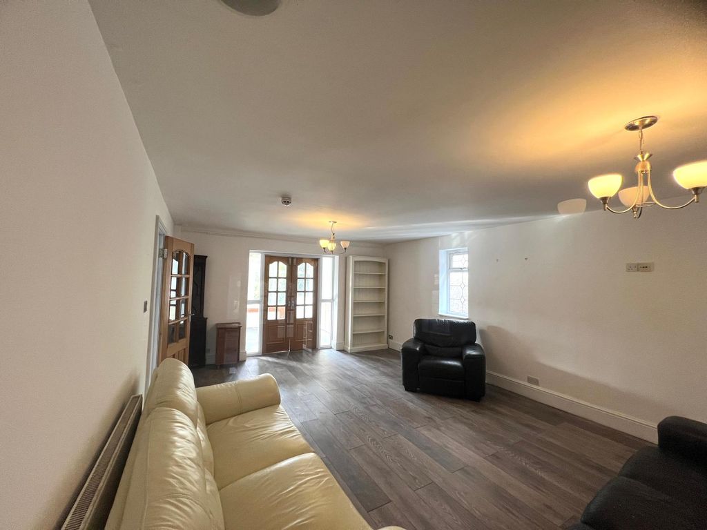 Additional image 12 of 10 bed detached house to rentSomerset Way, Iver SL0