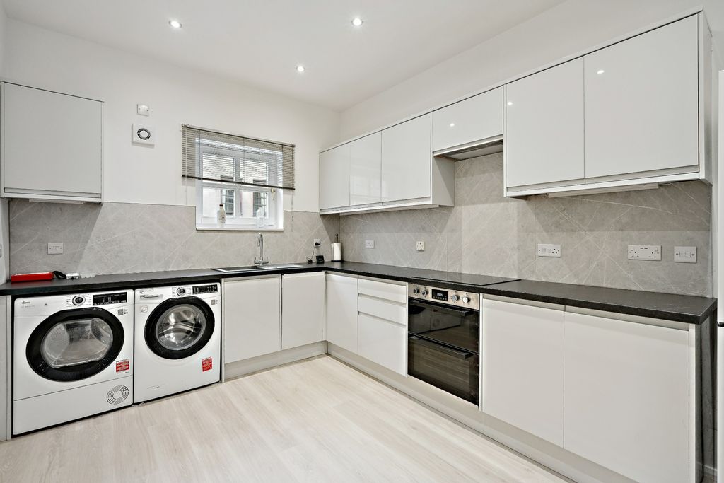 Additional image 4 of 2 bed flat to rentBaker Street, Stirling, Stirlingshire FK8
