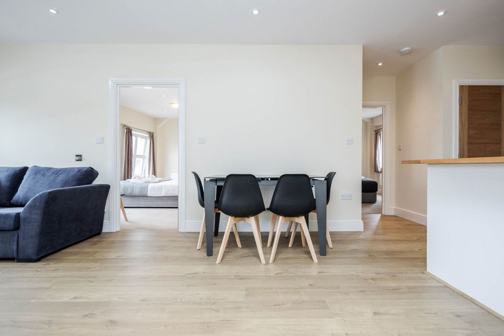 Additional image 10 of 2 bed flat to rentQueen Street, Maidenhead SL6