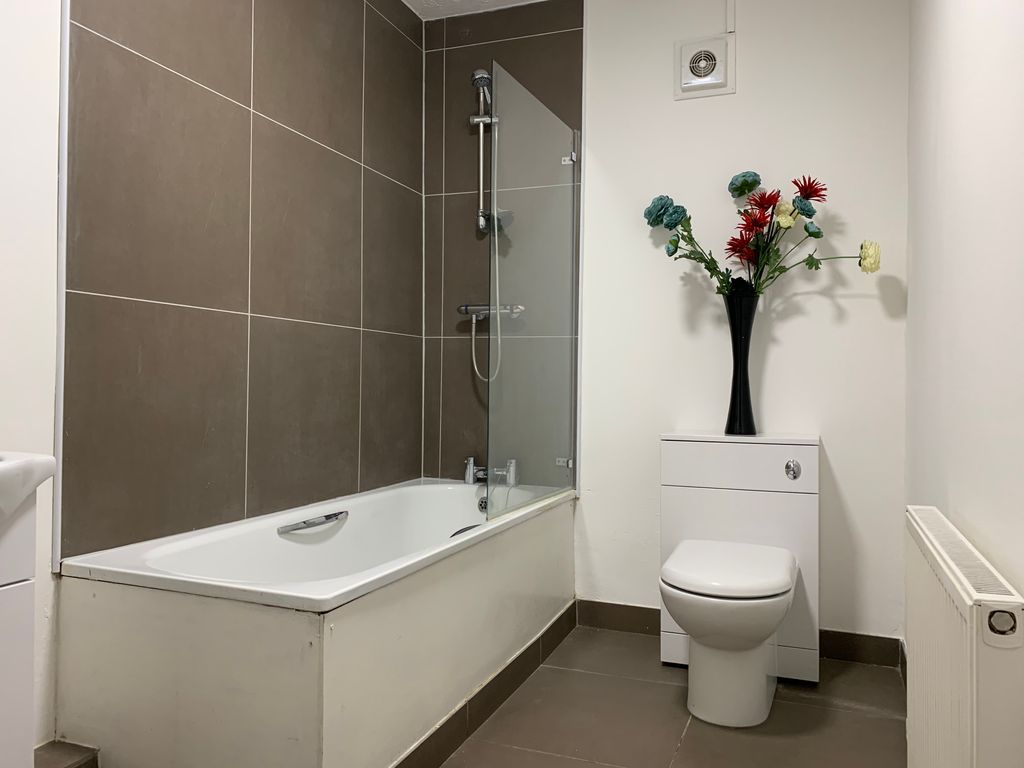 Additional image 2 of 4 bed flat to rentWellington Street, Luton LU1