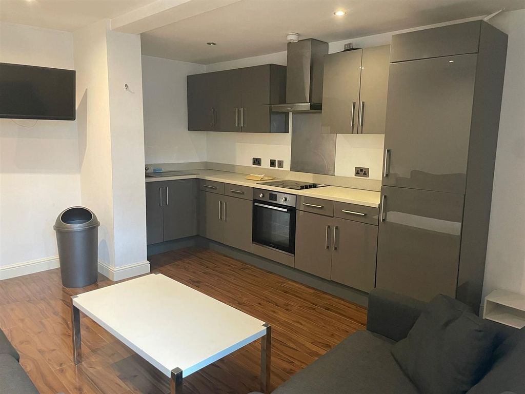 4 bed flat to rentHyde Terrace, Leeds LS2 photo 2