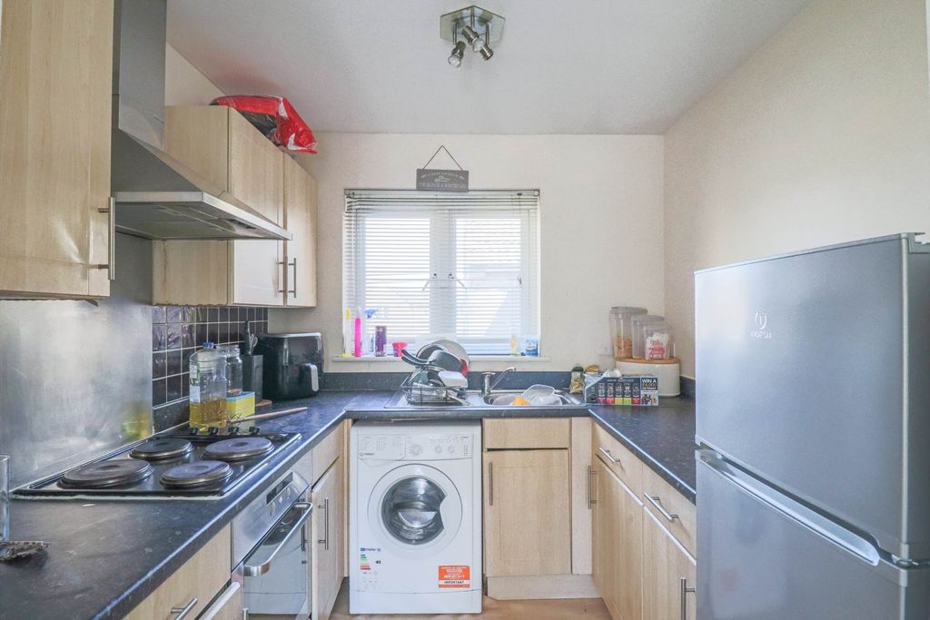 2 bed flat to rentMacfarlane Chase, Weston-Super-Mare BS23 photo 5