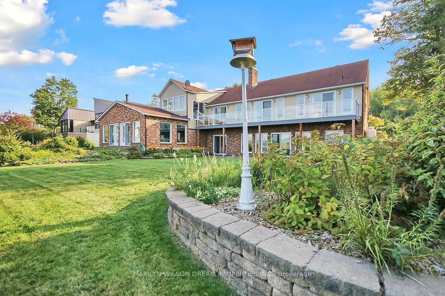 2998 Barlow Crescent photo 3