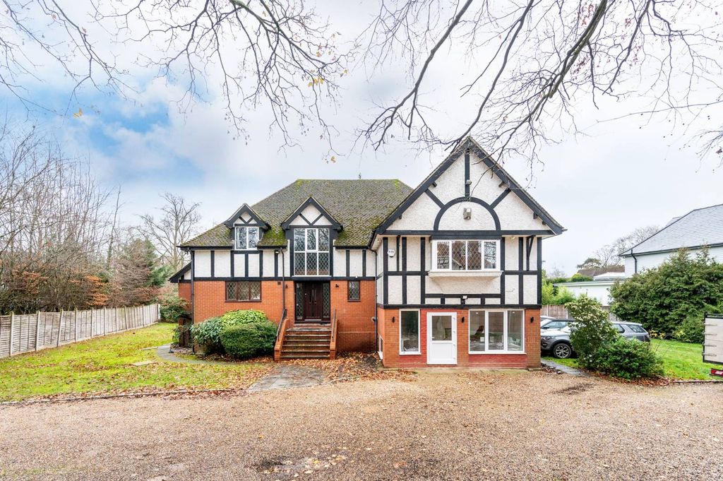 Additional image 2 of 5 bed detached house to rentThe Fisheries, Bray, Maidenhead SL6