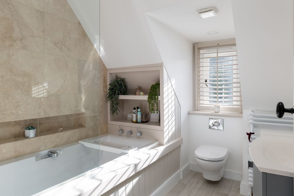 Additional image 2 of 5 bed detached house to rentQuernsmuir Cottage, Surrey GU10