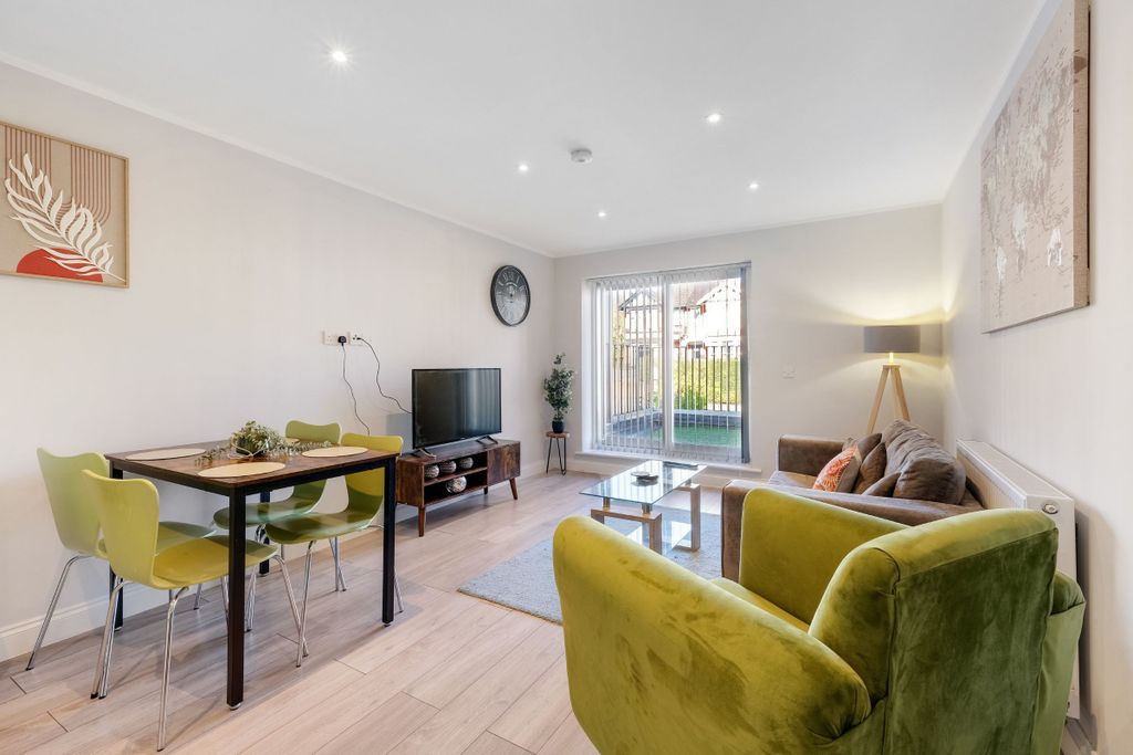 Additional image 2 of 2 bed flat to rentFlat, West Wycombe Road, High Wycombe HP12