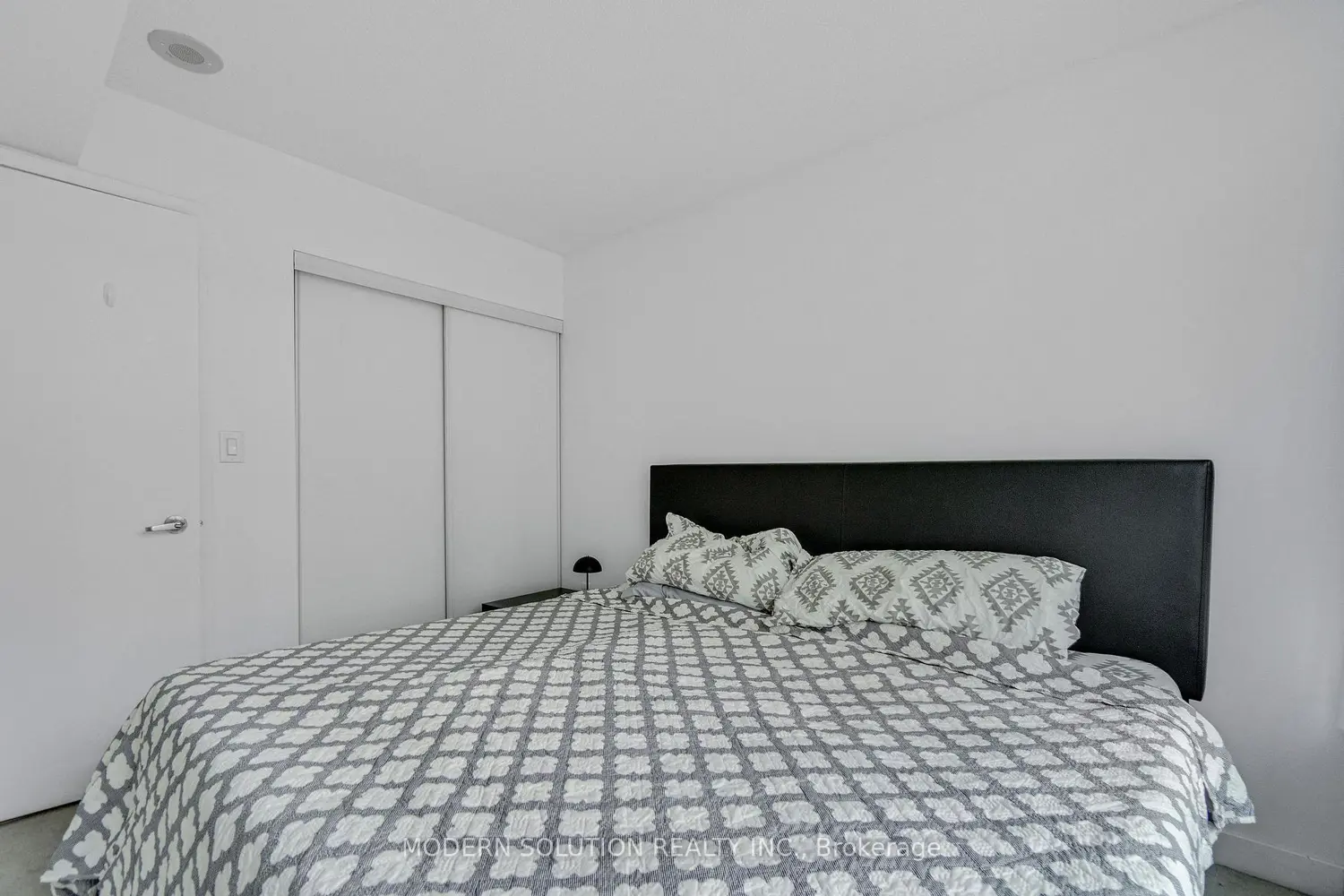 Additional image 8 of 10 Capreol Court 925