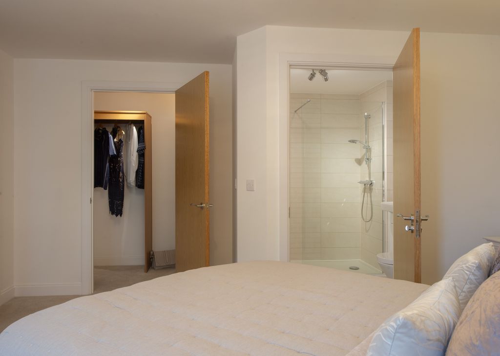 Additional image 4 of 2 bed flat to rentQueens Road, Weybridge KT13