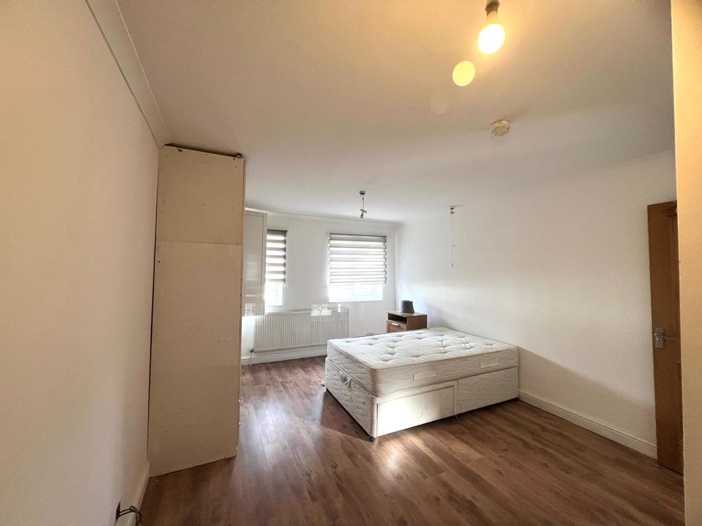 Additional image 3 of 10 bed detached house to rentSomerset Way, Iver SL0