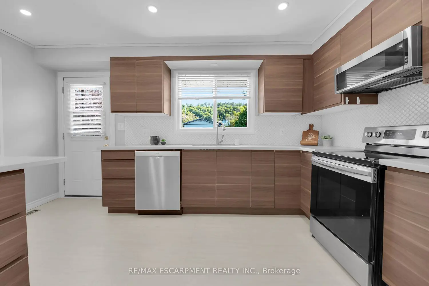 Additional image 2 of 944 & 994 #8 Highway