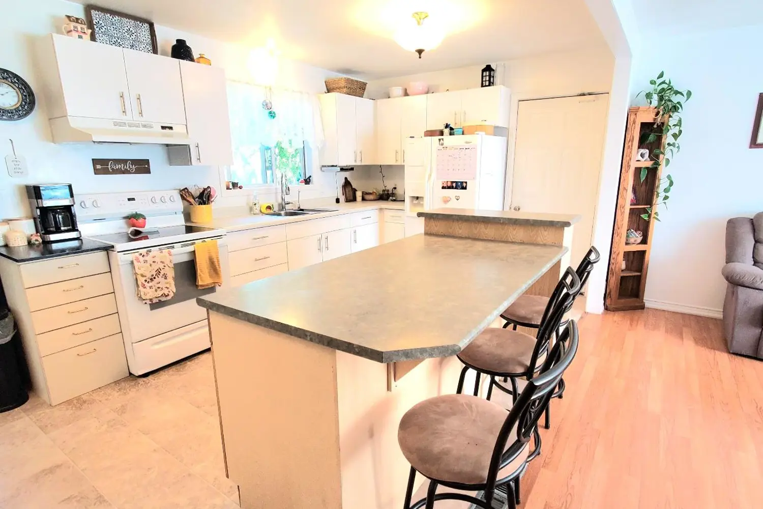 Additional image 4 of 5 Rosemarie Boulevard