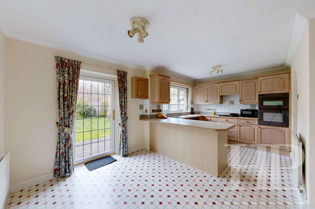 Additional image 2 of 4 bed detached house to rentHatchlands, Horsham RH12